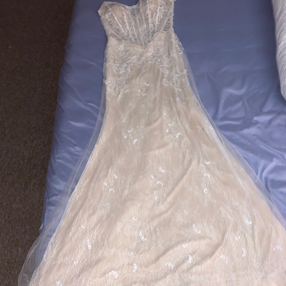 Wedding dress (subtle mermaid style) - Picture 3 of 7